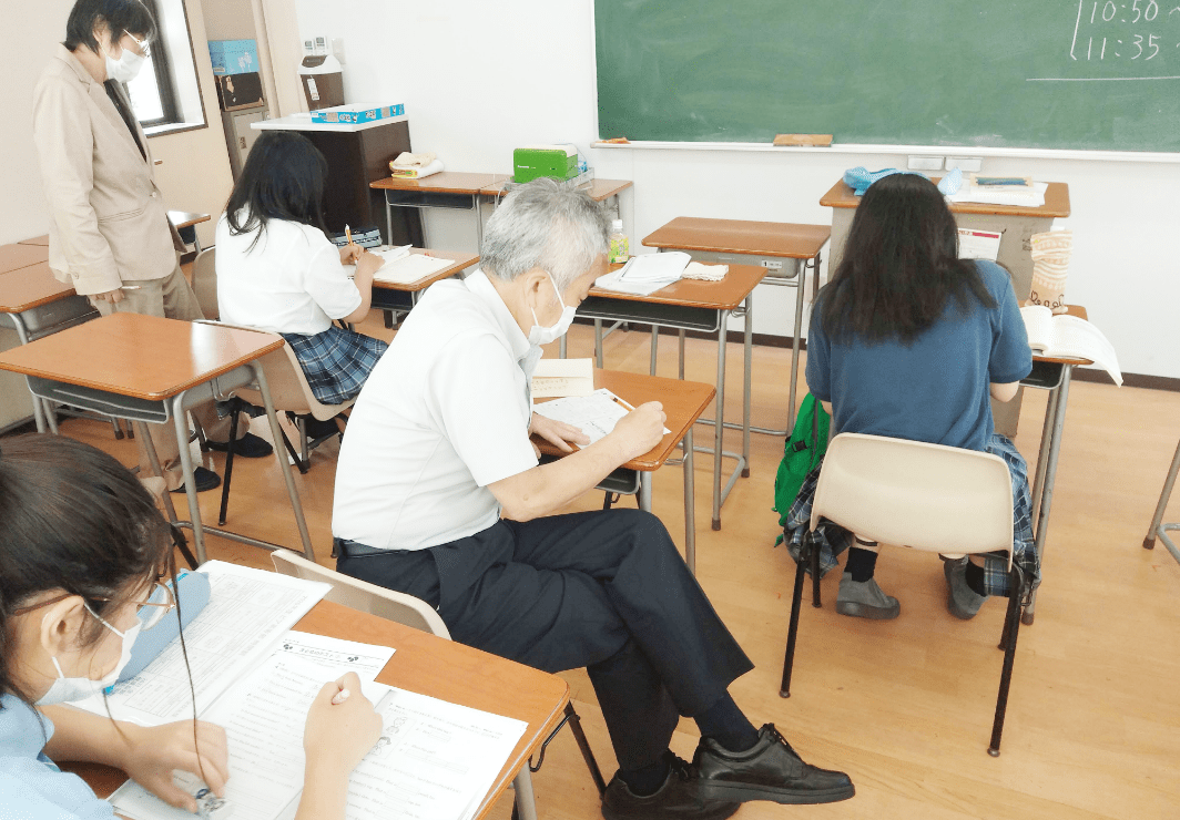 教室で勉強する生徒